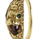 Gold ring, cast; the bezel in the form of a roaring lion's head